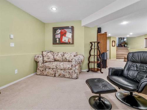 248 Squamish Court West, Lethbridge, AB - Indoor Photo Showing Living Room