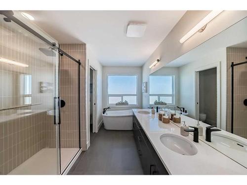 749 Violet Place West, Lethbridge, AB - Indoor Photo Showing Bathroom