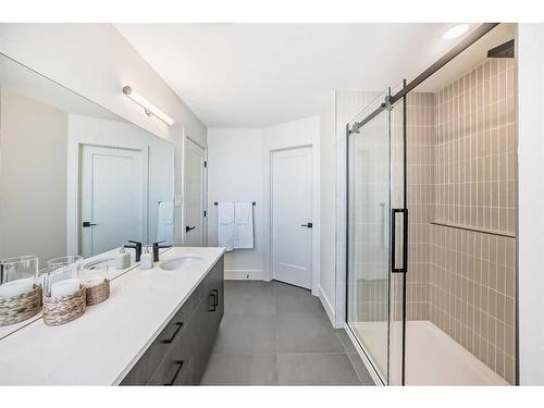 749 Violet Place West, Lethbridge, AB - Indoor Photo Showing Bathroom