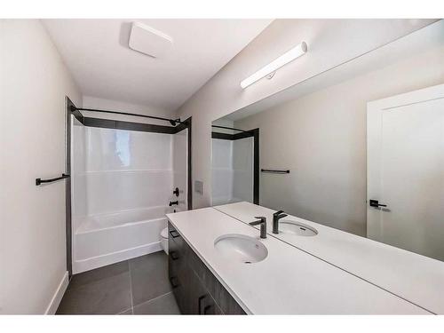 749 Violet Place West, Lethbridge, AB - Indoor Photo Showing Bathroom