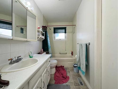 18 Sheridan Place West, Lethbridge, AB - Indoor Photo Showing Bathroom