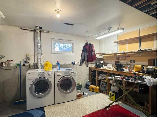 18 Sheridan Place West, Lethbridge, AB - Indoor Photo Showing Laundry Room