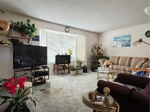 18 Sheridan Place West, Lethbridge, AB - Indoor Photo Showing Living Room