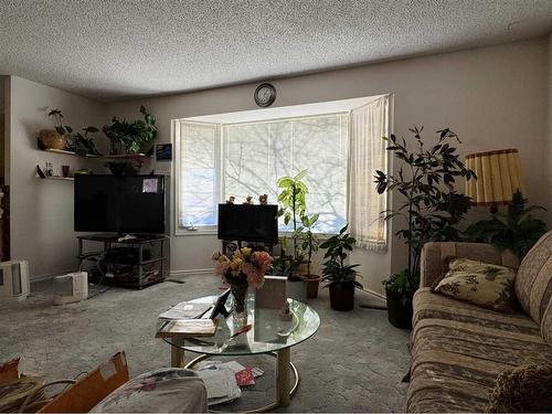 18 Sheridan Place West, Lethbridge, AB - Indoor Photo Showing Living Room