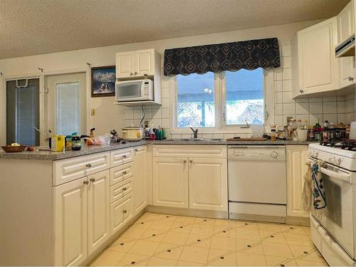 18 Sheridan Place West, Lethbridge, AB - Indoor Photo Showing Kitchen With Double Sink