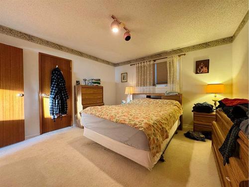 18 Sheridan Place West, Lethbridge, AB - Indoor Photo Showing Bedroom