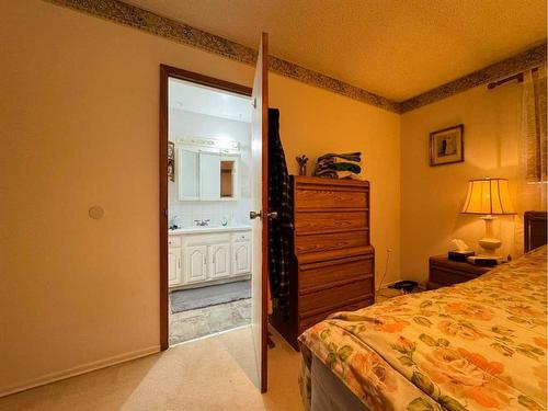 18 Sheridan Place West, Lethbridge, AB - Indoor Photo Showing Bedroom