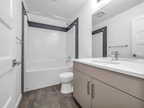 714 Violet Place West, Lethbridge, AB - Indoor Photo Showing Bathroom