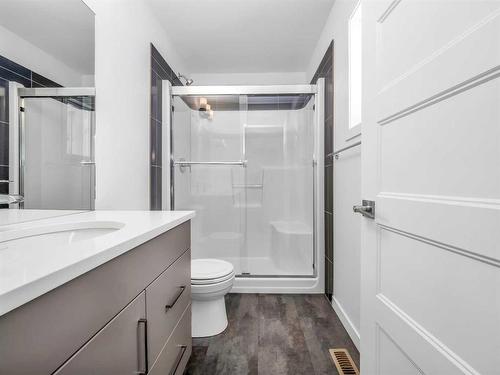 714 Violet Place West, Lethbridge, AB - Indoor Photo Showing Bathroom