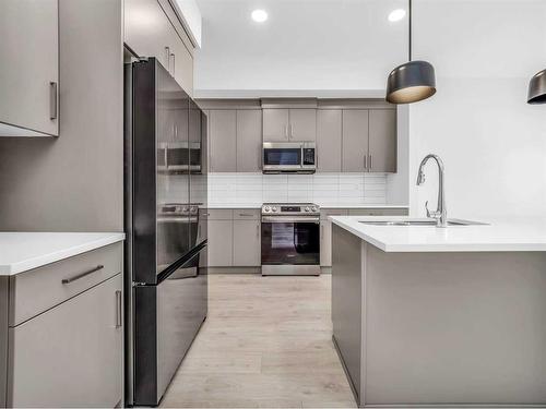 714 Violet Place West, Lethbridge, AB - Indoor Photo Showing Kitchen With Upgraded Kitchen