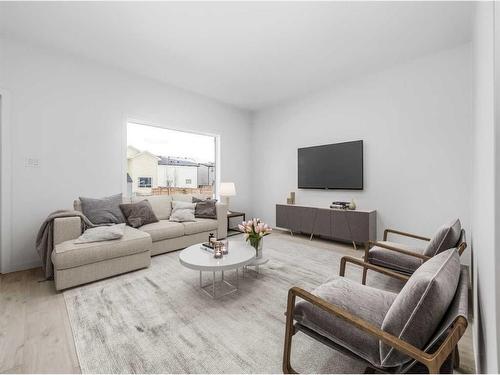 714 Violet Place West, Lethbridge, AB - Indoor Photo Showing Living Room