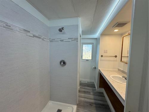 310 11 St, Fort Macleod, AB - Indoor Photo Showing Bathroom