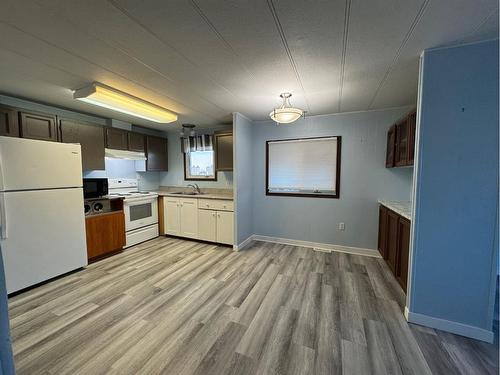 310 11 St, Fort Macleod, AB - Indoor Photo Showing Kitchen