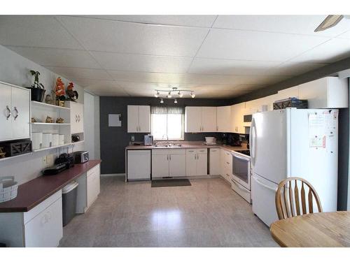 An034 Hays Road 10N, Rural Taber, M.D. Of, AB - Indoor Photo Showing Kitchen