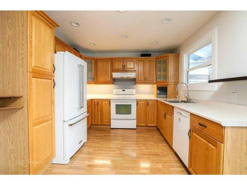 1409 Birch Place South, Lethbridge, AB - Indoor Photo Showing Kitchen