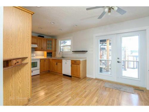 1409 Birch Place South, Lethbridge, AB - Indoor Photo Showing Kitchen