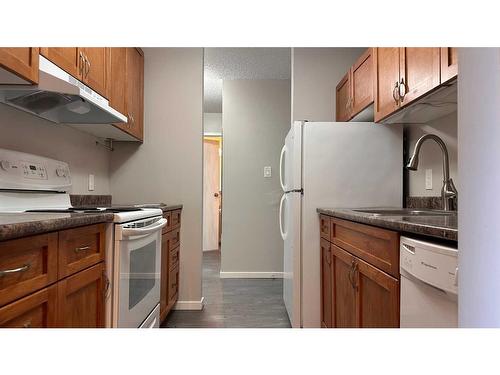 308-3910 23 Avenue South, Lethbridge, AB - Indoor Photo Showing Kitchen