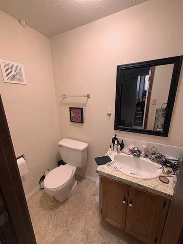 649 10 Street South, Lethbridge, AB - Indoor Photo Showing Bathroom