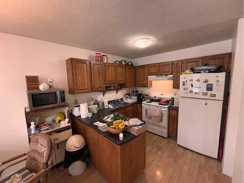 649 10 Street South, Lethbridge, AB - Indoor Photo Showing Kitchen