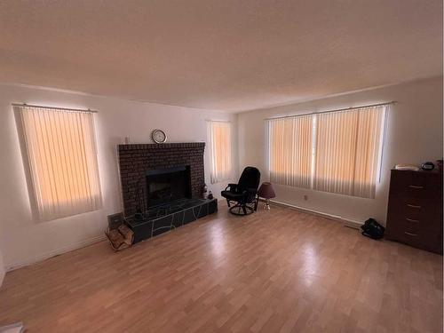 649 10 Street South, Lethbridge, AB - Indoor Photo Showing Living Room