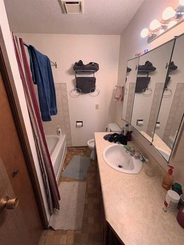 649 10 Street South, Lethbridge, AB - Indoor Photo Showing Bathroom