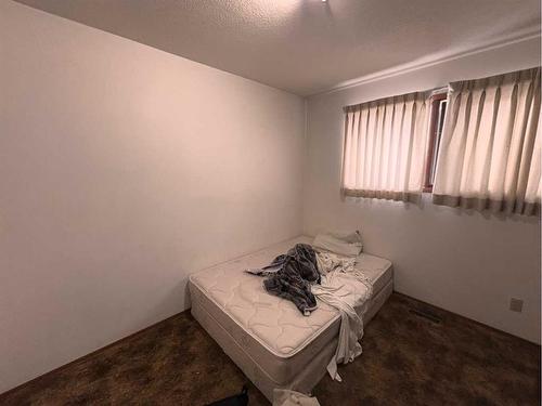 649 10 Street South, Lethbridge, AB - Indoor Photo Showing Bedroom