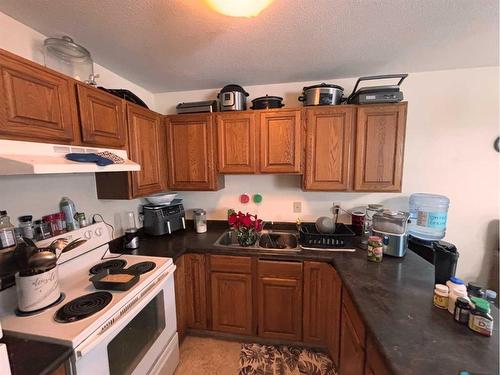 649 10 Street South, Lethbridge, AB - Indoor Photo Showing Kitchen