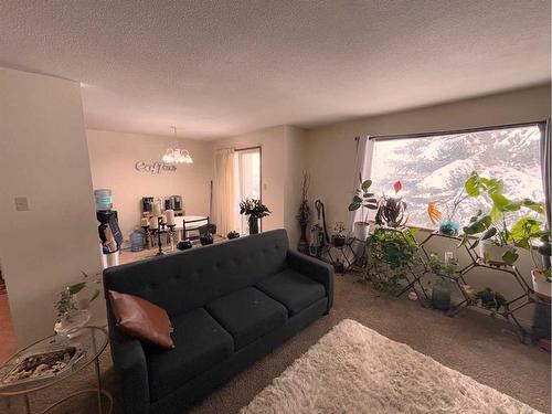 649 10 Street South, Lethbridge, AB - Indoor Photo Showing Living Room