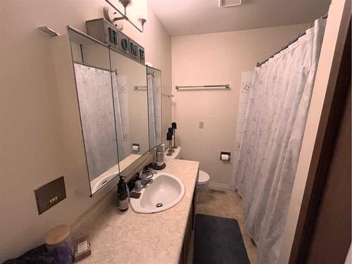 649 10 Street South, Lethbridge, AB - Indoor Photo Showing Bathroom