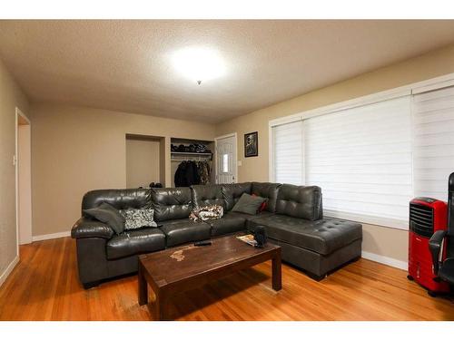 1918 9 Avenue North, Lethbridge, AB - Indoor Photo Showing Living Room