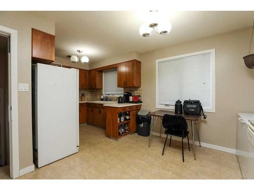 1918 9 Avenue North, Lethbridge, AB - Indoor Photo Showing Kitchen