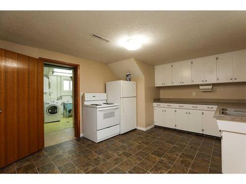 1918 9 Avenue North, Lethbridge, AB - Indoor Photo Showing Kitchen