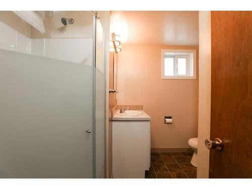 1918 9 Avenue North, Lethbridge, AB - Indoor Photo Showing Bathroom