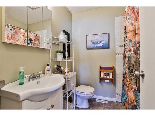 2107 11 Street, Coaldale, AB - Indoor Photo Showing Bathroom