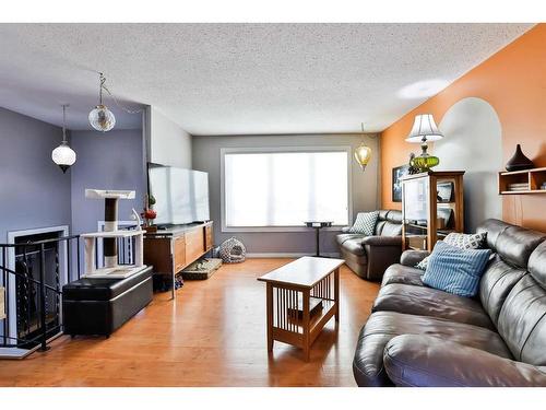 2107 11 Street, Coaldale, AB - Indoor Photo Showing Living Room