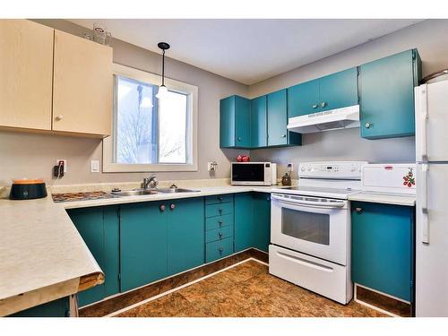 2107 11 Street, Coaldale, AB - Indoor Photo Showing Kitchen With Double Sink