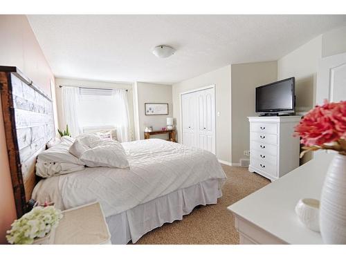 415 Haru Moriyama Place North, Lethbridge, AB - Indoor Photo Showing Bedroom