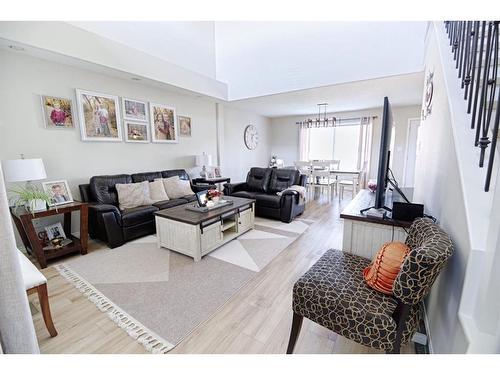 415 Haru Moriyama Place North, Lethbridge, AB - Indoor Photo Showing Living Room