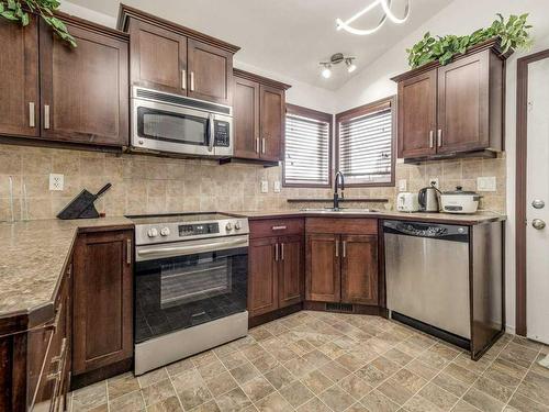 15 Jessie Ursenbach Way North, Lethbridge, AB - Indoor Photo Showing Kitchen