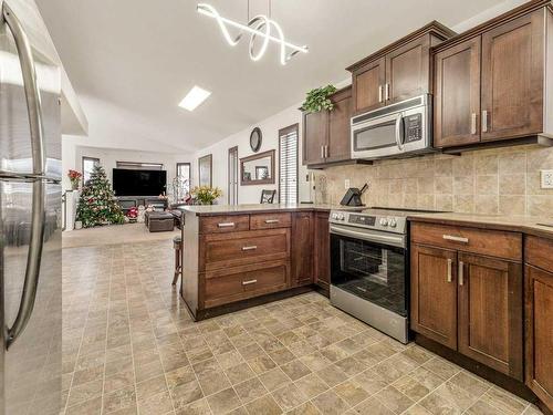 15 Jessie Ursenbach Way North, Lethbridge, AB - Indoor Photo Showing Kitchen