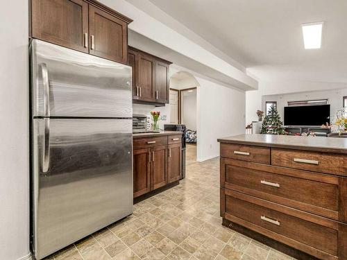 15 Jessie Ursenbach Way North, Lethbridge, AB - Indoor Photo Showing Kitchen