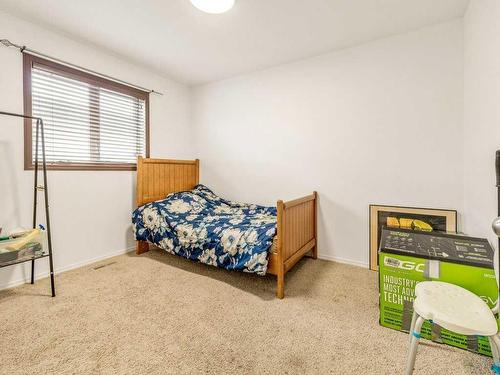 15 Jessie Ursenbach Way North, Lethbridge, AB - Indoor Photo Showing Bedroom