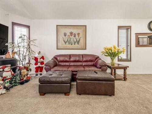 15 Jessie Ursenbach Way North, Lethbridge, AB - Indoor Photo Showing Living Room