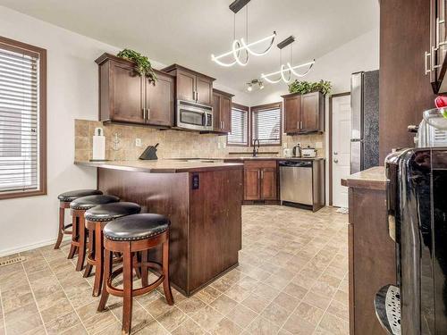 15 Jessie Ursenbach Way North, Lethbridge, AB - Indoor Photo Showing Kitchen