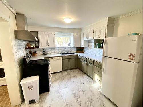 436 18 Street, Fort Macleod, AB - Indoor Photo Showing Kitchen