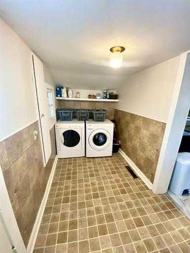 436 18 Street, Fort Macleod, AB - Indoor Photo Showing Laundry Room