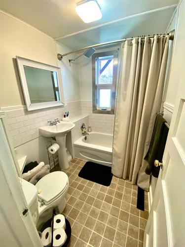 436 18 Street, Fort Macleod, AB - Indoor Photo Showing Bathroom