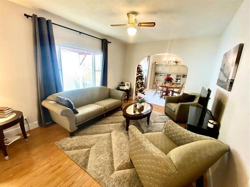 436 18 Street, Fort Macleod, AB - Indoor Photo Showing Living Room