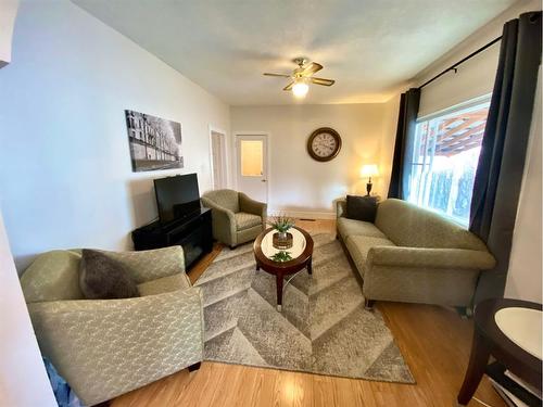 436 18 Street, Fort Macleod, AB - Indoor Photo Showing Living Room