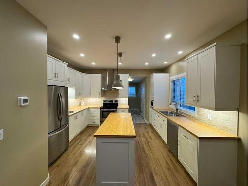 1213 5 Avenue South, Lethbridge, AB - Indoor Photo Showing Kitchen With Stainless Steel Kitchen With Double Sink With Upgraded Kitchen